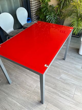 Mesa cristal roja y metal