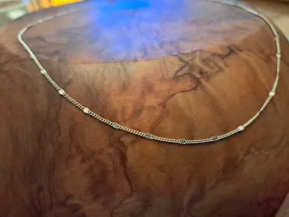 Cadena de plata fina con detalles