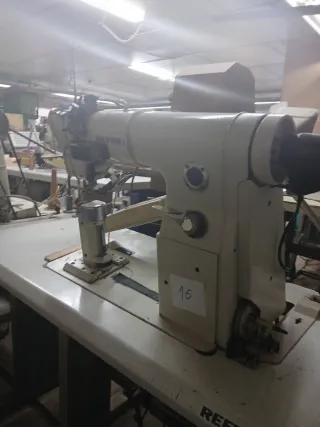 Máquina de coser de brazo industrial marca REFREY