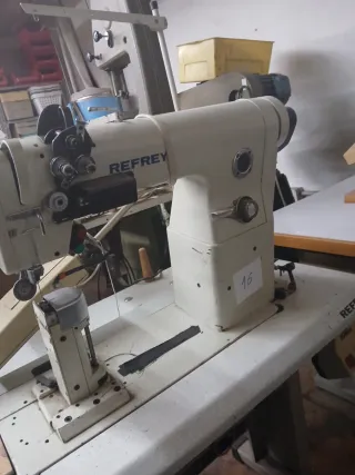Máquina de coser de brazo industrial marca REFREY