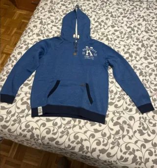 Sudadera azul con capucha