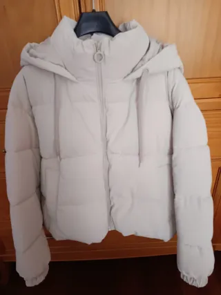 Cazadora acolchada beige con capucha