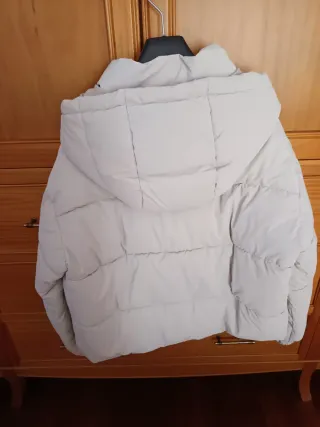 Cazadora acolchada beige con capucha