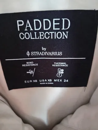 Cazadora acolchada beige con capucha