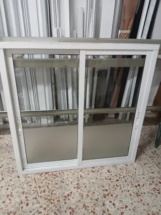 Ventana corredera aluminio blanco.