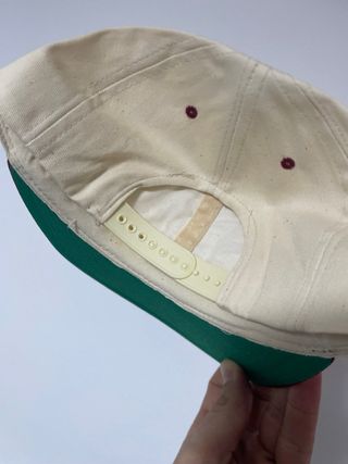 Gorra vintage sin estrenar color crema y burdeos