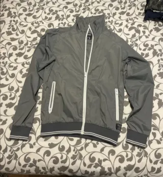 Chaqueta gris con cremallera