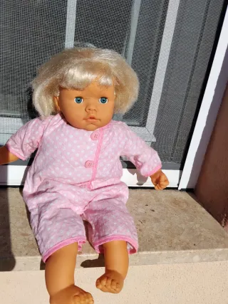 Muñeca rubia con pijama rosa