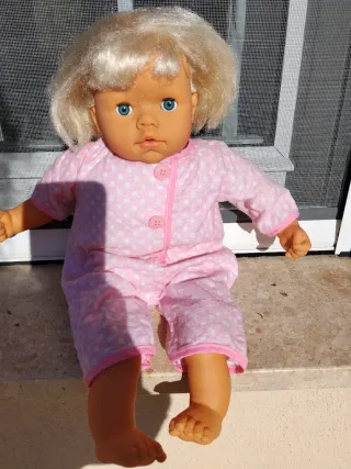 Muñeca rubia con pijama rosa