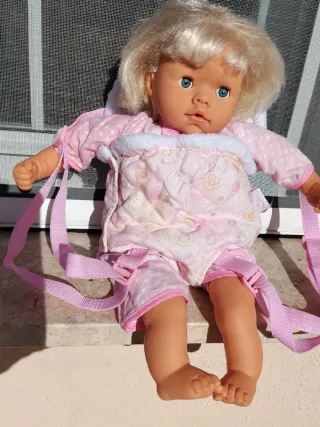 Muñeca rubia con pijama rosa