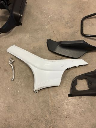 Suzuki Burgman 650    carenado delantero  lateral