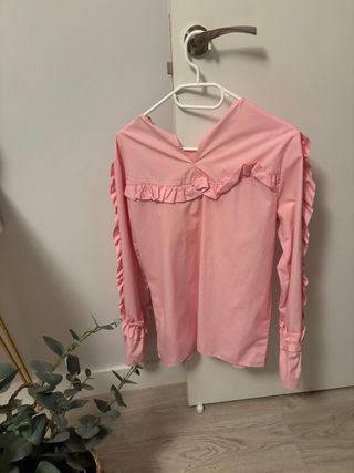 Blusa Zara rosa con volantes talla M