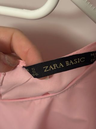 Blusa Zara rosa con volantes talla M
