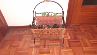 Revistero de mimbre y metal