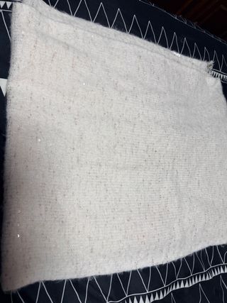 Pashmina Stradivarius crema con pequeñas lentejlen