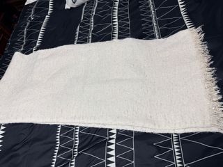 Pashmina Stradivarius crema con pequeñas lentejlen