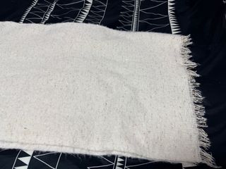 Pashmina Stradivarius crema con pequeñas lentejlen