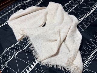 Pashmina Stradivarius crema con pequeñas lentejlen