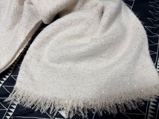 Pashmina Stradivarius crema con pequeñas lentejlen