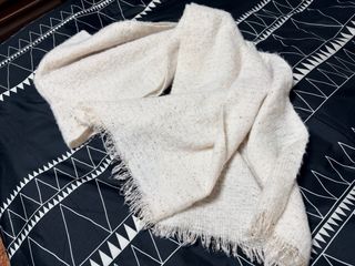 Pashmina Stradivarius crema con pequeñas lentejlen