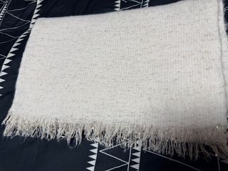 Pashmina Stradivarius crema con pequeñas lentejlen