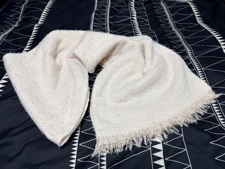 Pashmina Stradivarius crema con pequeñas lentejlen