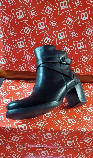 Stivaletto donna tacco comodo basso in pelle nera