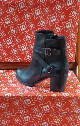 Stivaletto donna tacco comodo basso in pelle nera