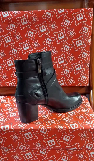 Stivaletto donna tacco comodo basso in pelle nera