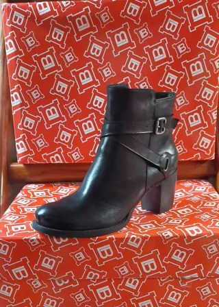 Stivaletto donna tacco comodo basso in pelle nera