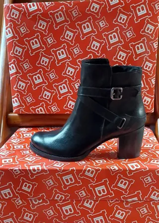 Stivaletto donna tacco comodo basso in pelle nera