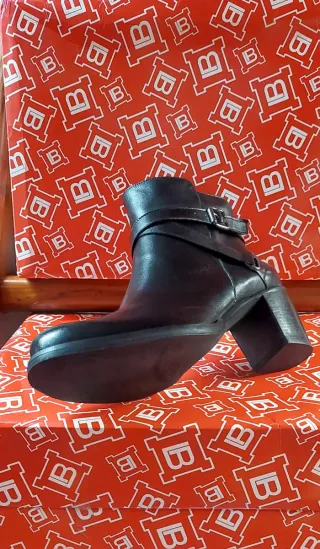 Stivaletto donna tacco comodo basso in pelle nera