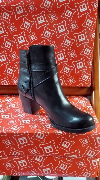 Stivaletto donna tacco comodo basso in pelle nera