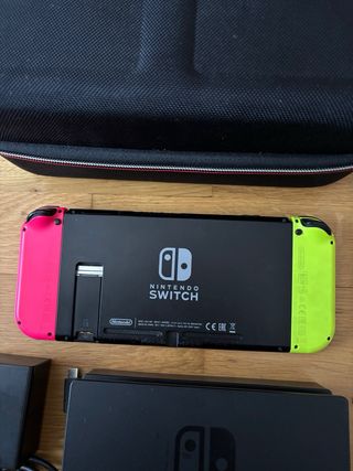 Console Nintendo Switch+ custodia rigida ufficiale