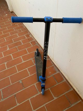 Patinete infantil azul y negro