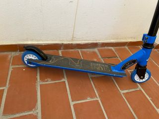 Patinete infantil azul y negro