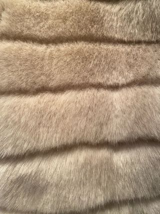 Ecopelliccia corta effetto visone con cappuccio