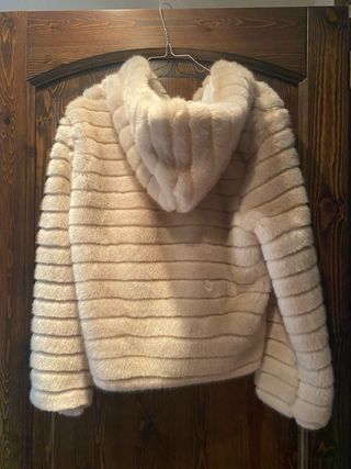 Ecopelliccia corta effetto visone con cappuccio