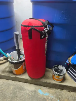 Saco de boxeo rojo y guantes