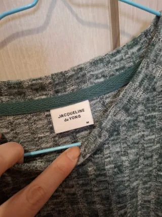 Jersey verde de canalé.