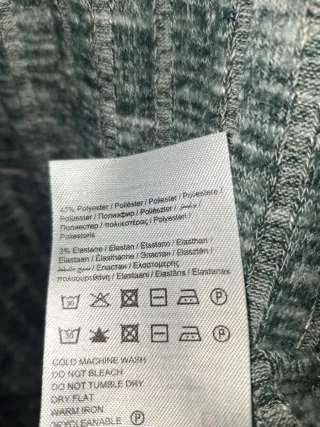 Jersey verde de canalé.