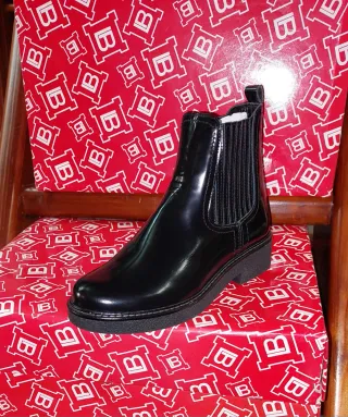 Stivaletto donna nero lucido in pelle