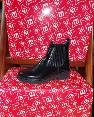 Stivaletto donna nero lucido in pelle