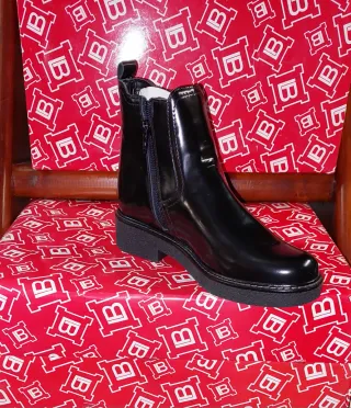 Stivaletto donna nero lucido in pelle