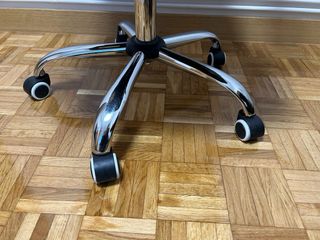 Silla de oficina negra con ruedas