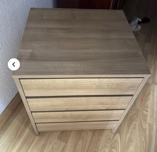 Cajonera de madera color beige y marrón