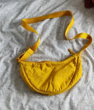 Bolso bandolera amarillo de Uniqlo