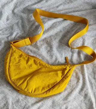 Bolso bandolera amarillo de Uniqlo