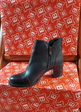 Stivaletto donna basso in pelle nero tacco comodo