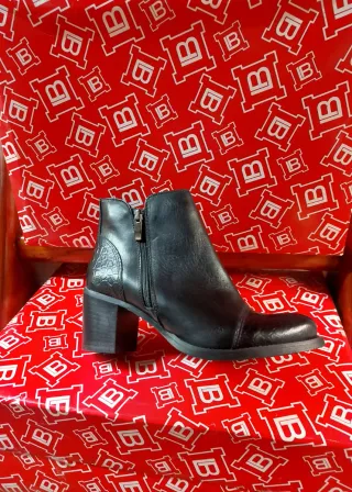 Stivaletto donna basso in pelle nero tacco comodo